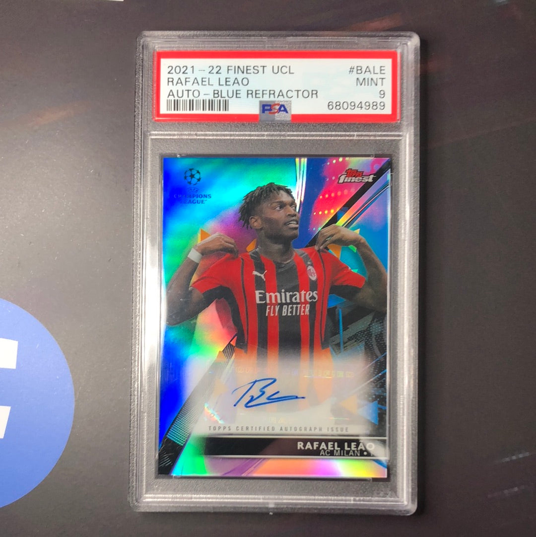 Rafael Leao - 2021-22 Topps finest Autographs Blue Refractor PSA 9